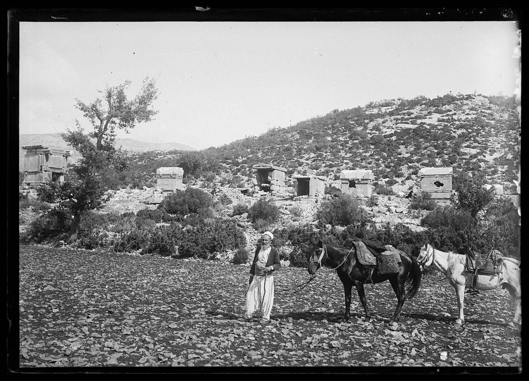 Personnages avec deux chevaux devant des sarcophages d'époque romaine